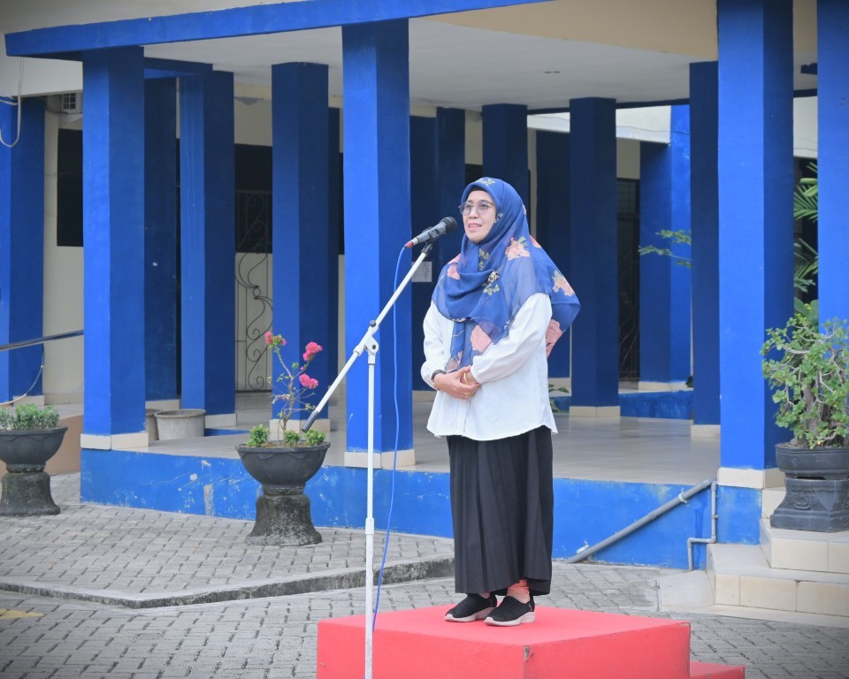Wakil Rektor UIN Antasari Bidang Akademik dan Kelembagaan Dr. Hj. Nida Mufidah, M.Pd. saat menjadi pembina apel mingguan (Foto:Humas/Jamal Ripani)