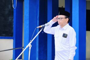 Wakil Rektor UIN Antasari Bidang Kemahasiswaan dan Kerja Sama Dr. Irfan Noor, M.Hum. saat menjadi pembina apel mingguan, 28 Juli 2025 (Foto:Humas/Jamal Ripani)