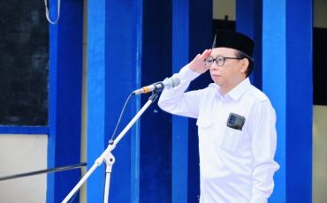 Wakil Rektor UIN Antasari Bidang Kemahasiswaan dan Kerja Sama Dr. Irfan Noor, M.Hum. saat menjadi pembina apel mingguan, 28 Juli 2025 (Foto:Humas/Jamal Ripani)