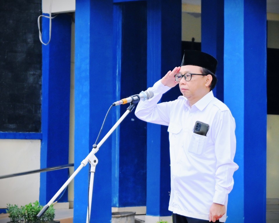 Wakil Rektor UIN Antasari Bidang Kemahasiswaan dan Kerja Sama Dr. Irfan Noor, M.Hum. saat menjadi pembina apel mingguan, 28 Juli 2025 (Foto:Humas/Jamal Ripani)