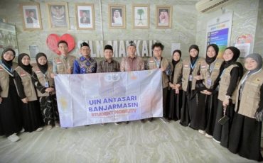 foto bersama usai pengantaran.
