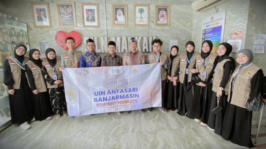 foto bersama usai pengantaran.