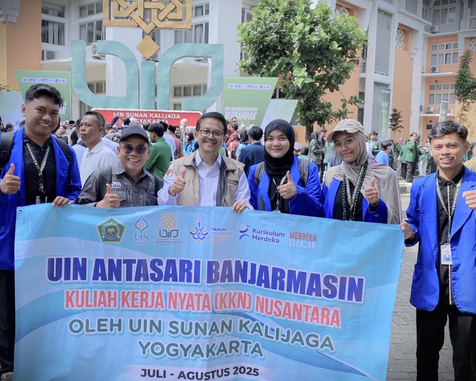 kompres - Foto bersama rombongan KKN Nusantara dari UIN Antasari dengan Rektor UIN Sunan Kalijaga