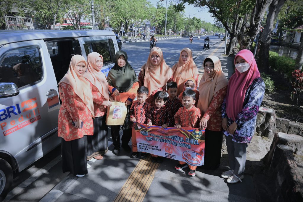 Anak-Anak PAUD Terpadu Tarbiyatul Athfal DWP UIN Antasari saat berbagi bantuan (Foto:Humas)