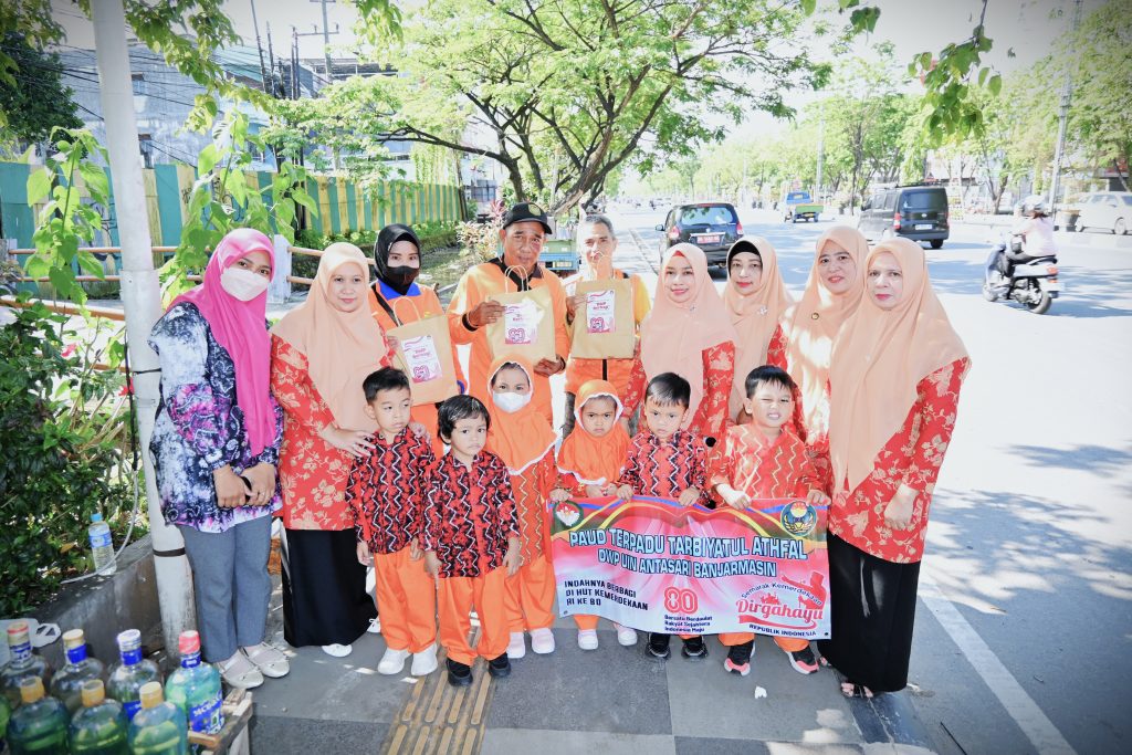 Anak-Anak PAUD Terpadu Tarbiyatul Athfal DWP UIN Antasari saat berbagi bantuan dengan para petugas kebersihan (Foto:Humas)