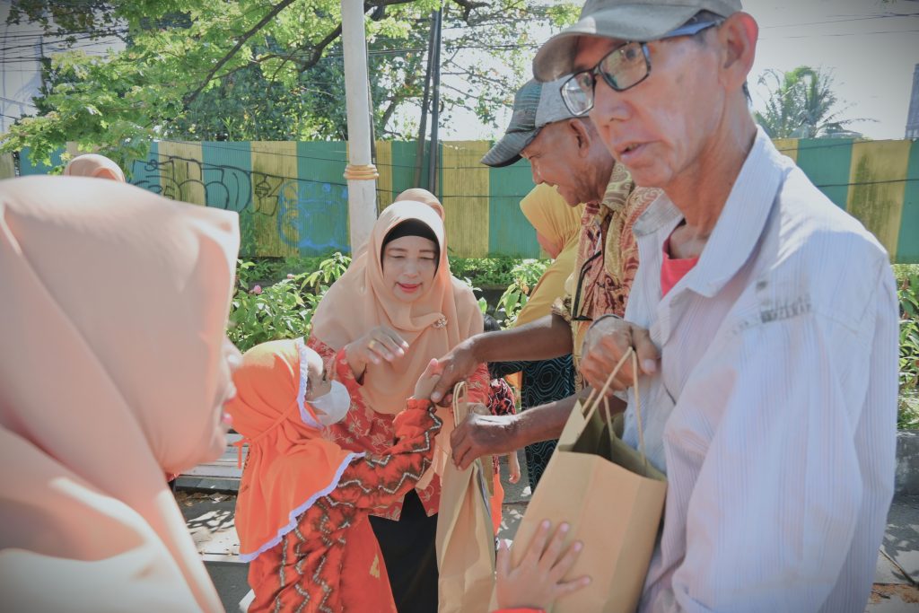 Anak-Anak PAUD Terpadu Tarbiyatul Athfal DWP UIN Antasari saat berbagi kepada sesama (Foto:Humas)