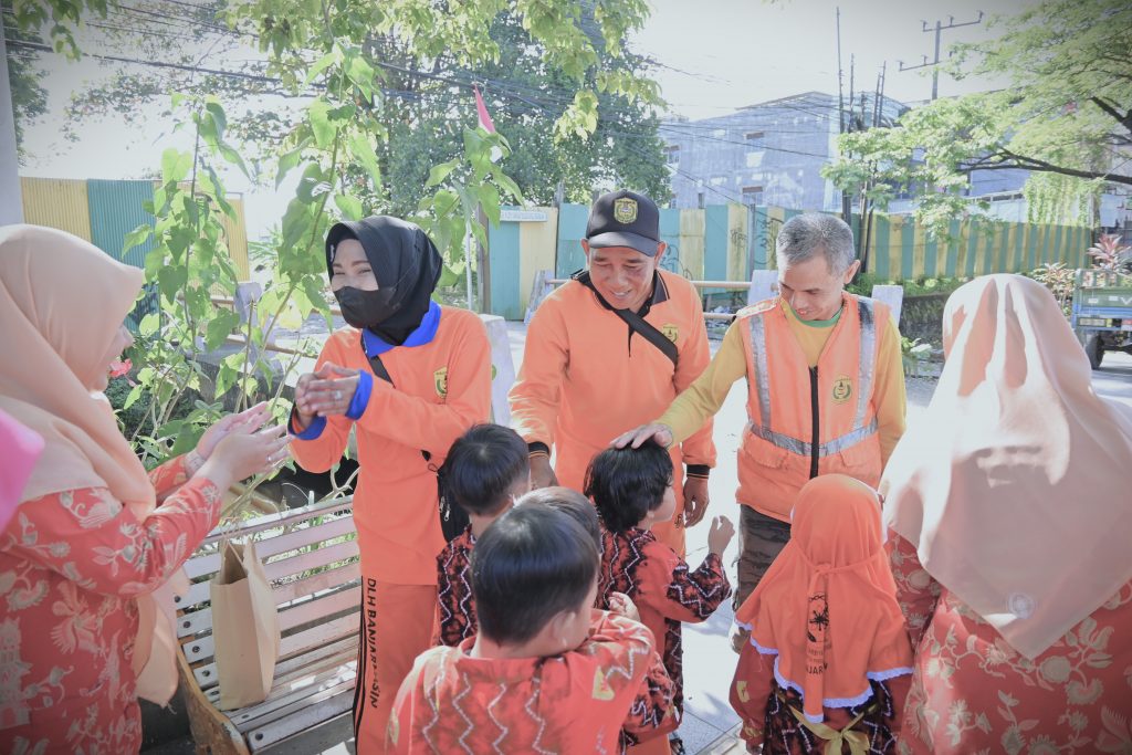 Anak-Anak PAUD Terpadu Tarbiyatul Athfal DWP UIN Antasari saat berpamitan dengan para petugas kebersihan (Foto:Humas)