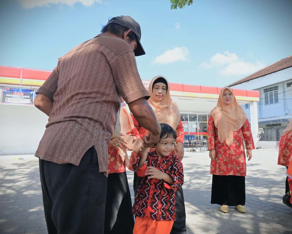 Anak-Anak PAUD Terpadu Tarbiyatul Athfal UIN Antasari saat ceria berbagi bantuan (Foto:Humas)