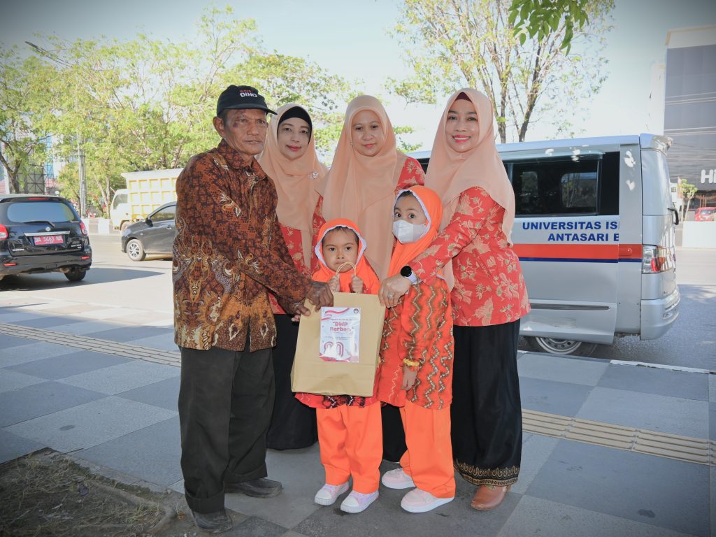 Anak-Anak PAUD Terpadu Tarbiyatul Athfal saat didampingi Pimpinan DWP UIN Antasari membagikan bantuan (Foto:Humas)