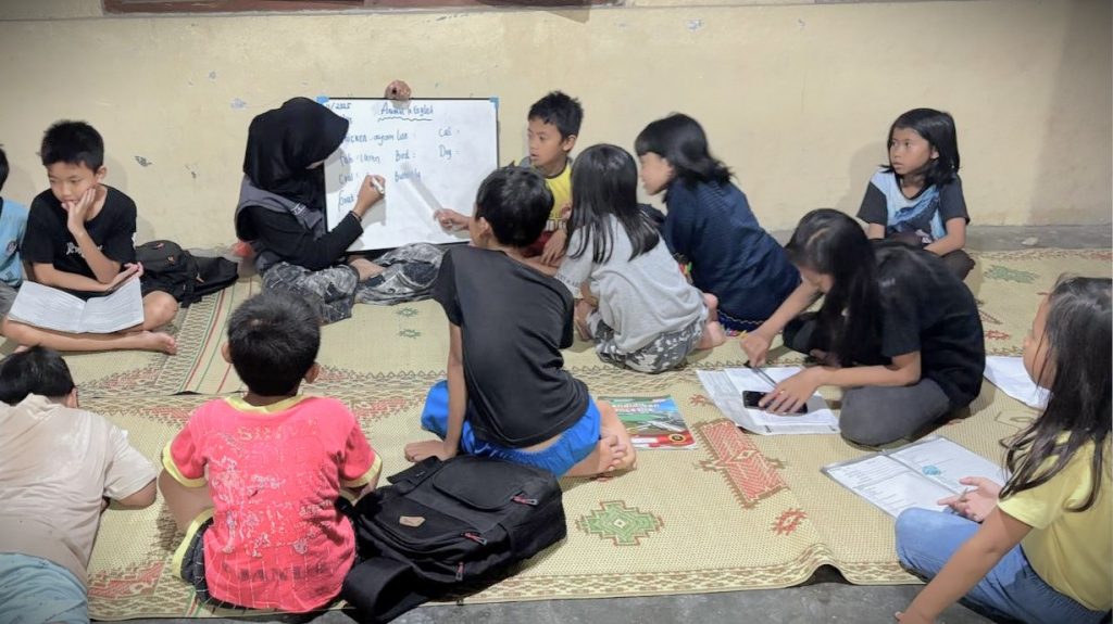 Anak-anak saat ramai mengikuti bimbel Bahasa Inggris.
