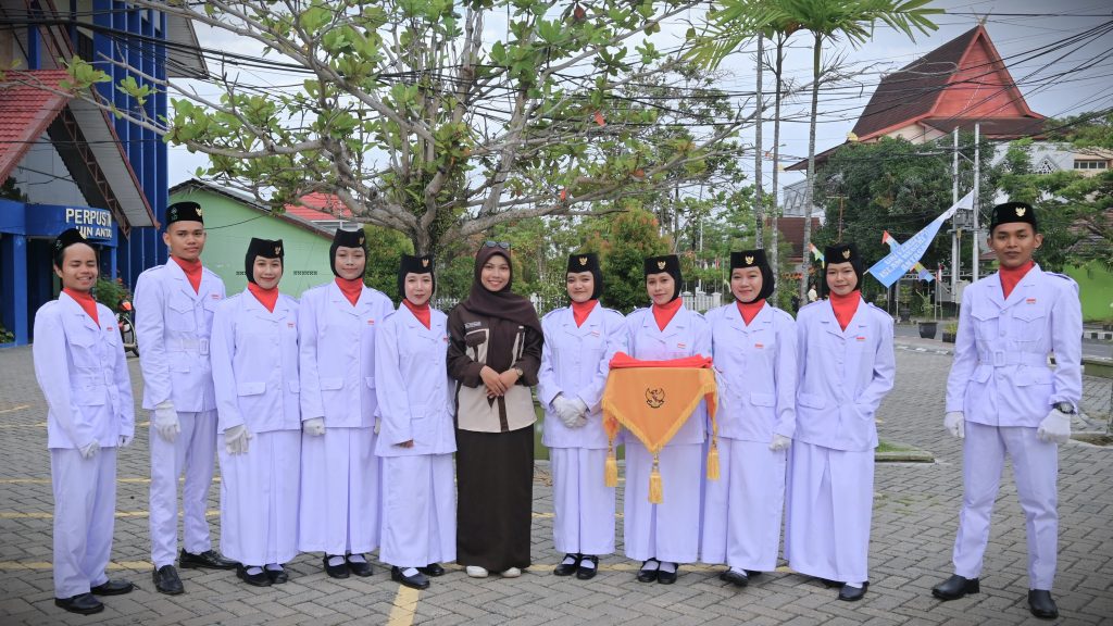 Angela Putriani saat berfoto bersama anggotanya sebelum bertugas (Foto:Humas/Jamal Ripani)