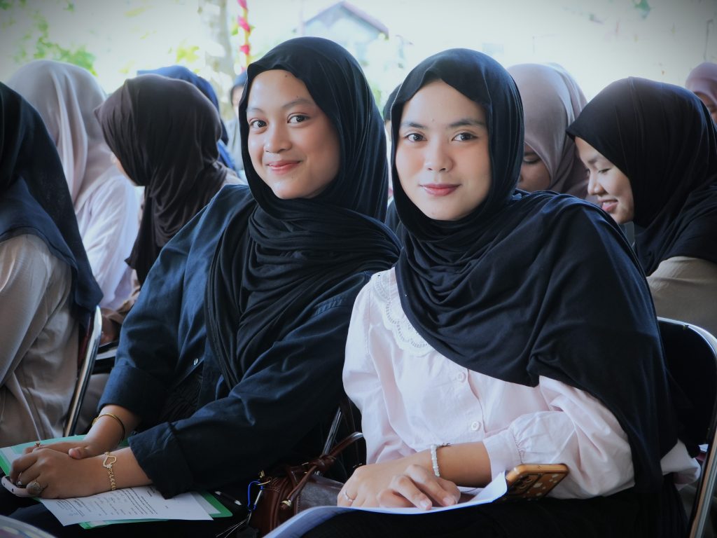 Anggun Vebyola Hakim dan Inge Ardwimeydita Shelsy Rivalda saat mengantre mengikuti tes (Foto:Humas/Haitami)