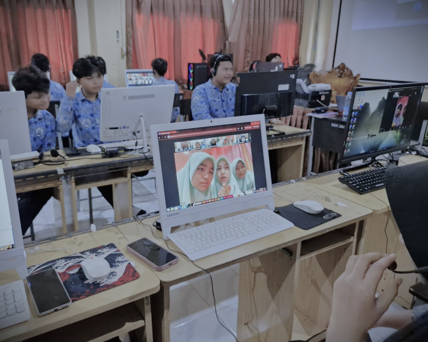 Antusiasme siswa dua negara saat bertemu secara daring (Foto:Humas MAN 1 Banjarmasin)