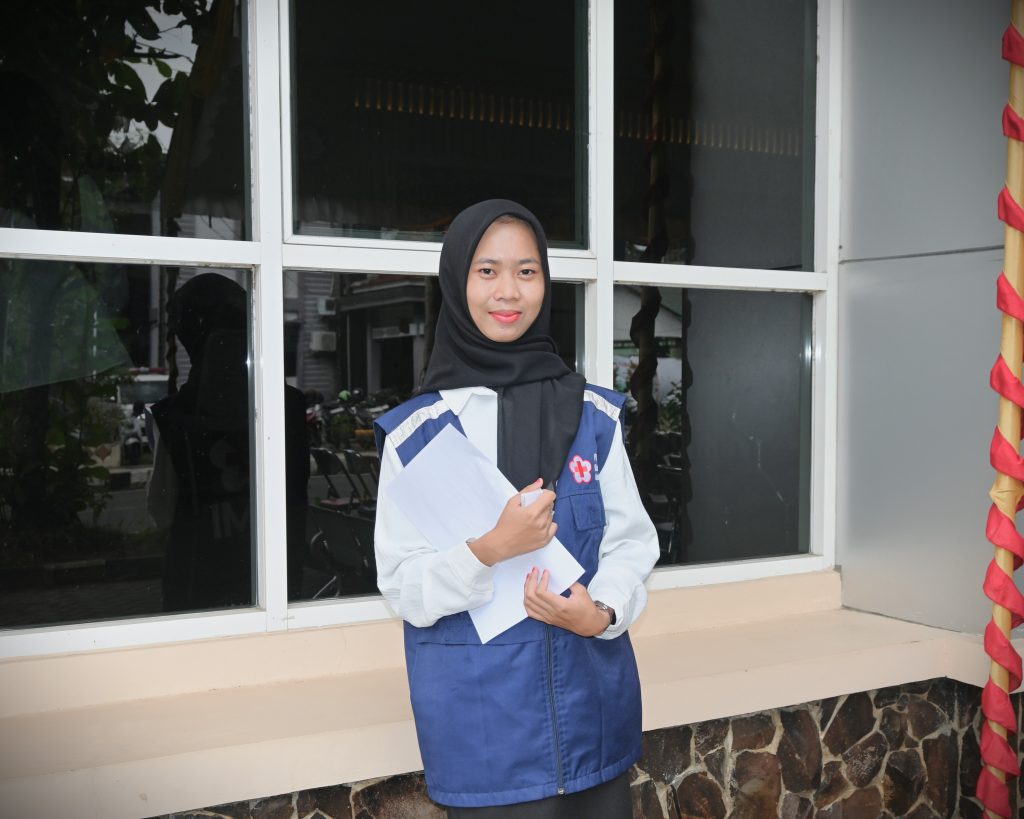 Arbainah saat bersiap melayani para mahasiswa baru (Foto:Humas/Jamal Ripani)