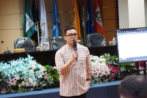 Kurniawan, Kasubbag Humas dan Komunikasi Publik Kemenag RI saat membedah website PPID peserta. (Foto: Dokumentasi UIN Alauddin Makassar)