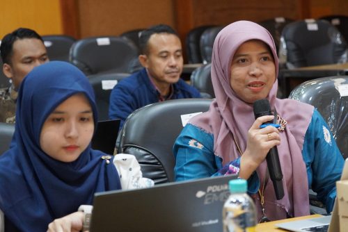 Noor Hasanah, MA selaku Ketua PPID Pelaksana, berdiskusi dengan pemateri terkait kondisi website PPID UIN Antasari Banjarmasin. (Foto: Dokumentasi UIN Alauddin Makassar)