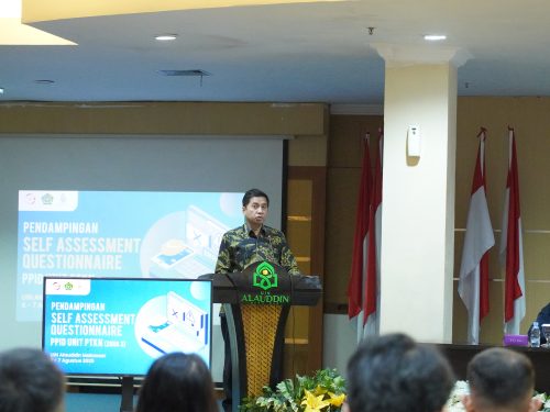 Rektor UIN Alauddin Makassar, Prof. Hamdan Juhannis, M.A., Ph.D., memberikan sambutan sekaligus membuka acara Pendampingan SAQ PPID PTKIN Zona III. (Foto: Dokumentasi UIN Alauddin Makassar)