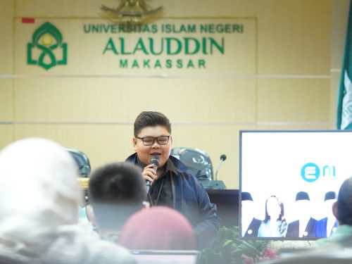 Reno Bima Yudha, Asisten Ahli Bidang Kelembagaan Komisi Informasi Pusat (KIP) semangat memberikan materi tatacara pengisian SAQ. (Foto: Dokumentasi Humas UIN Alauddin Makassar)