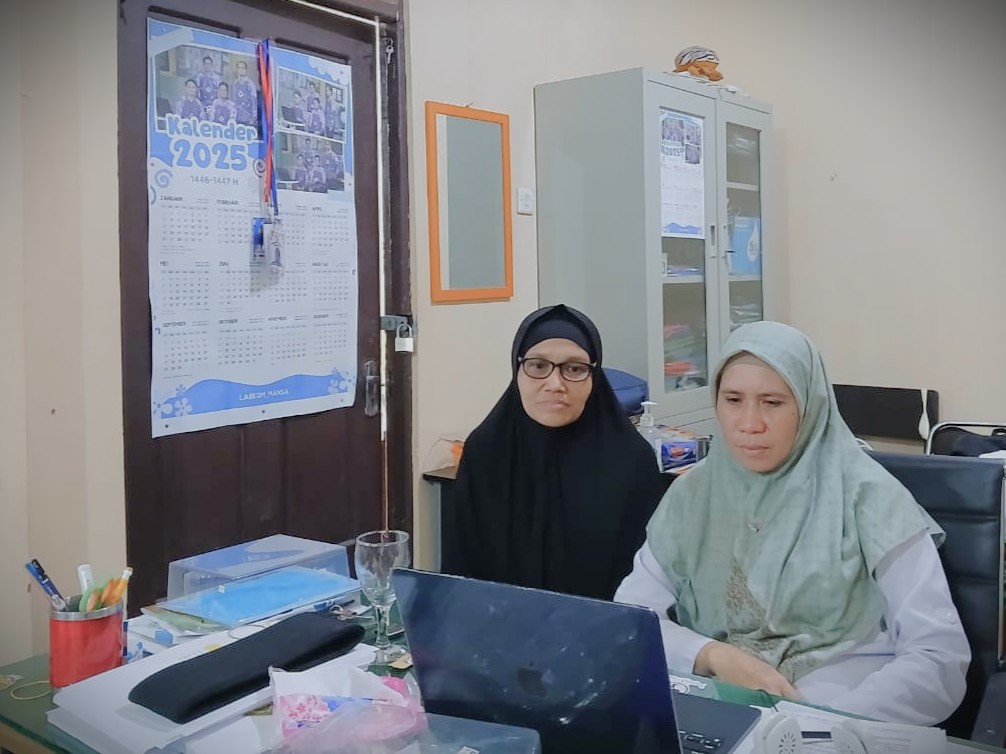 Dewi Sarastuti, S.Pd., M.M. bersama guru MAN 1 Banjarmasin saat mengikuti pertemuan secara daring (Foto:Humas MAN 1)