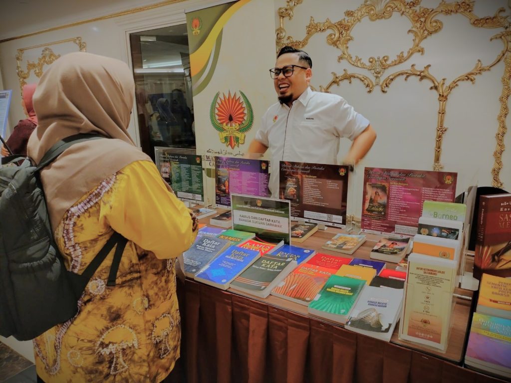 Diskusi dengan Dewan Bahasa dan Pustaka Malaysia.