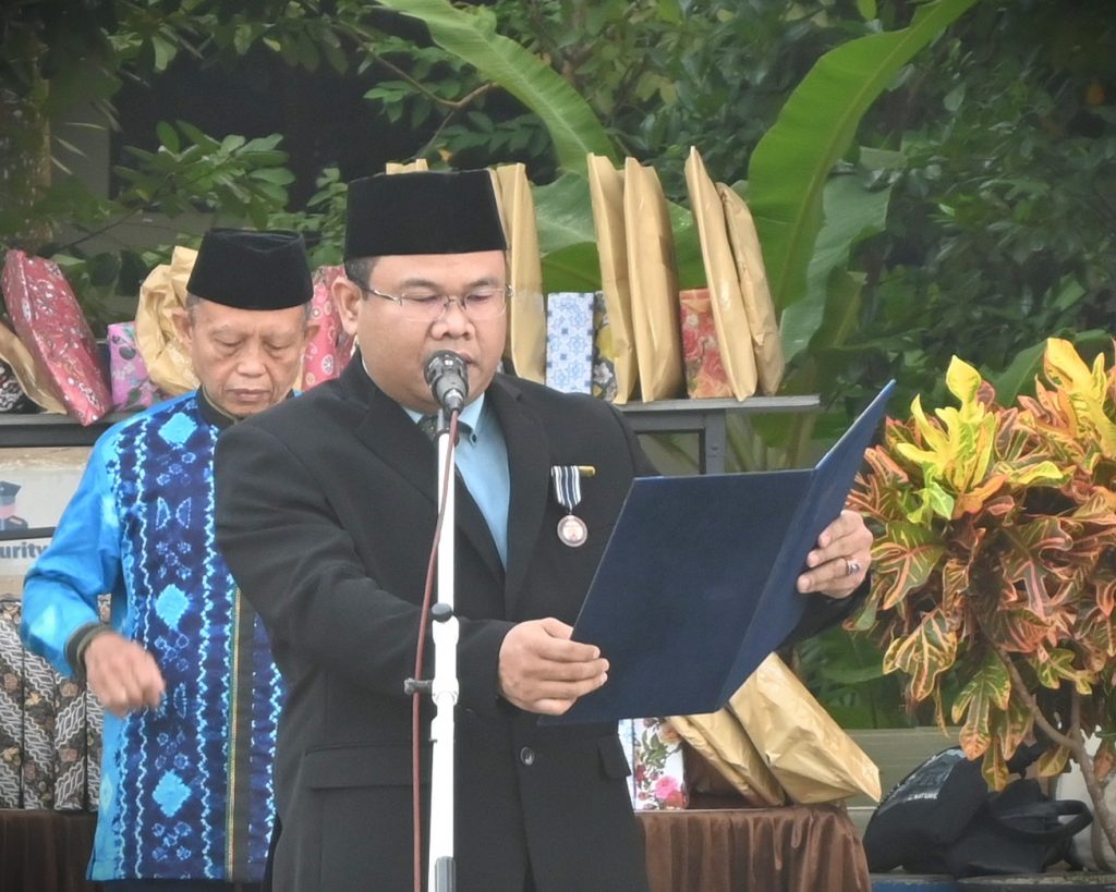 Dr. Taufik Hidayat, S.Psi., Psikolog, M.Kes. saat membacakan tesk UUD 1945 (Foto:Humas/Jamal Ripani)