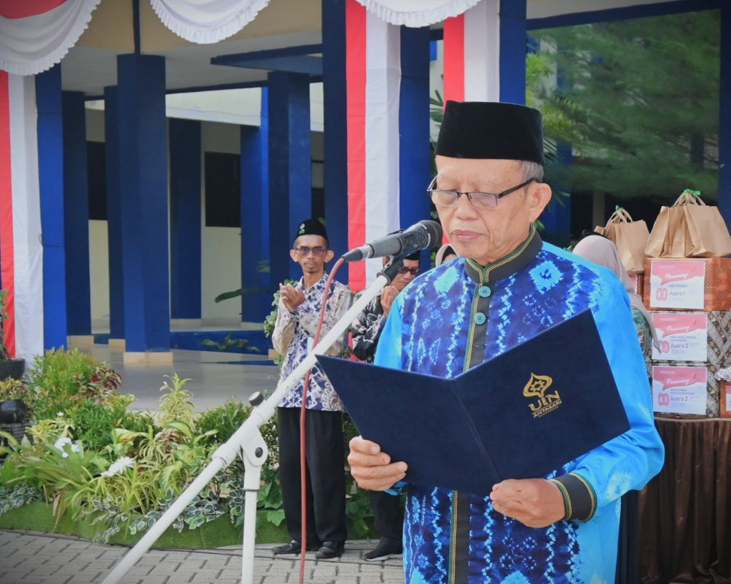Drs. M. Hasby, M.Kom. saat membacakan doa (Foto:Humas/Jamal Ripani)