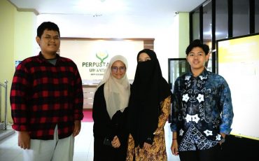 Empat mahasiswa tingkat akhir yang baru bisa mengikuti Library Tour (Foto:Humas/Rahmi Hartati)