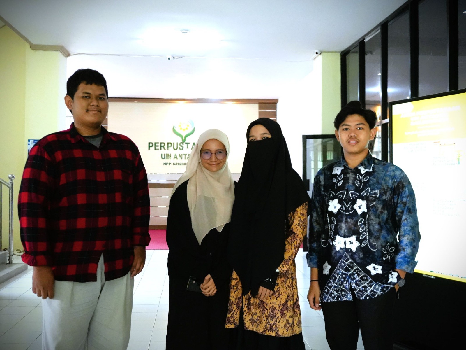 Empat mahasiswa tingkat akhir yang baru bisa mengikuti Library Tour (Foto:Humas/Rahmi Hartati)