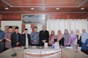 Foto bersama dengan pengurus Lembaga Hikmah.