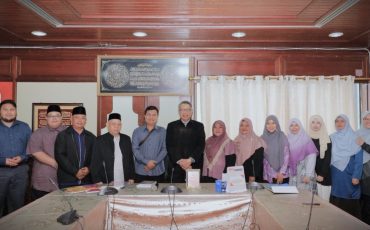 Foto bersama dengan pengurus Lembaga Hikmah.