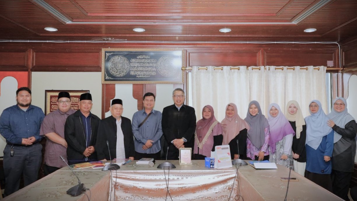 Foto bersama dengan pengurus Lembaga Hikmah.