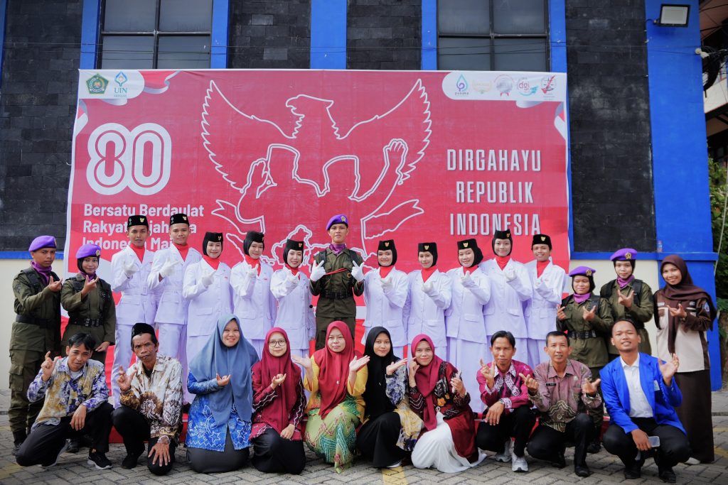 Foto bersama anggota menwa dan Pramuka serta panitia pelaksana (Foto:Humas/Baiti Rahmi)