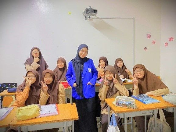 Foto bersama mahasiswa dengan para siswi Sekolah Indonesia Makkah.