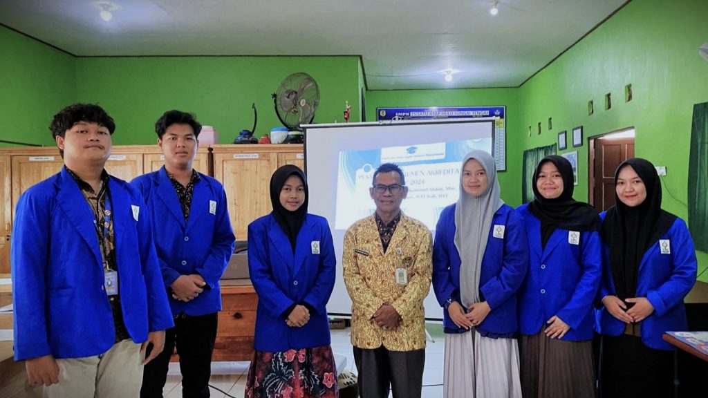 Foto bersama para mahasiswa dengan narasumber Drs. H. Muhammad Abduh, MM.