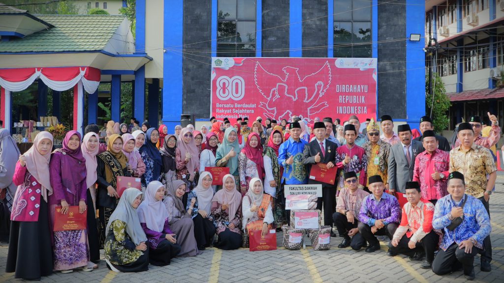 Foto bersama para pegawai Fakultas Dakwah dan Ilmu Komunikasi (Foto:Humas)
