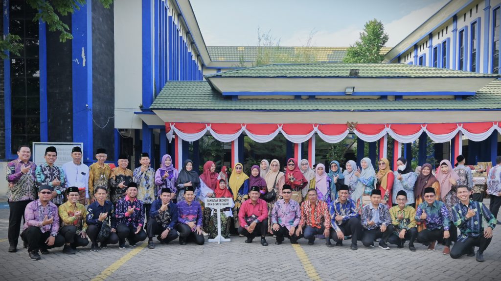 Foto bersama para pegawai Fakultas Ekonomi dan Bisnis Islam (Foto:Humas/Jamal Ripani)