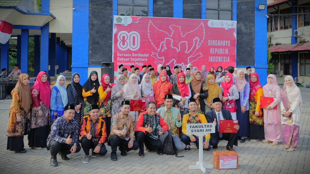 Foto bersama para pegawai Fakultas Syariah (Foto:Humas)