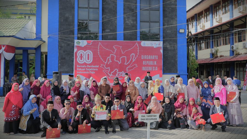 Foto bersama para pegawai Fakultas Tarbiyah dan Keguruan (Foto:Humas)
