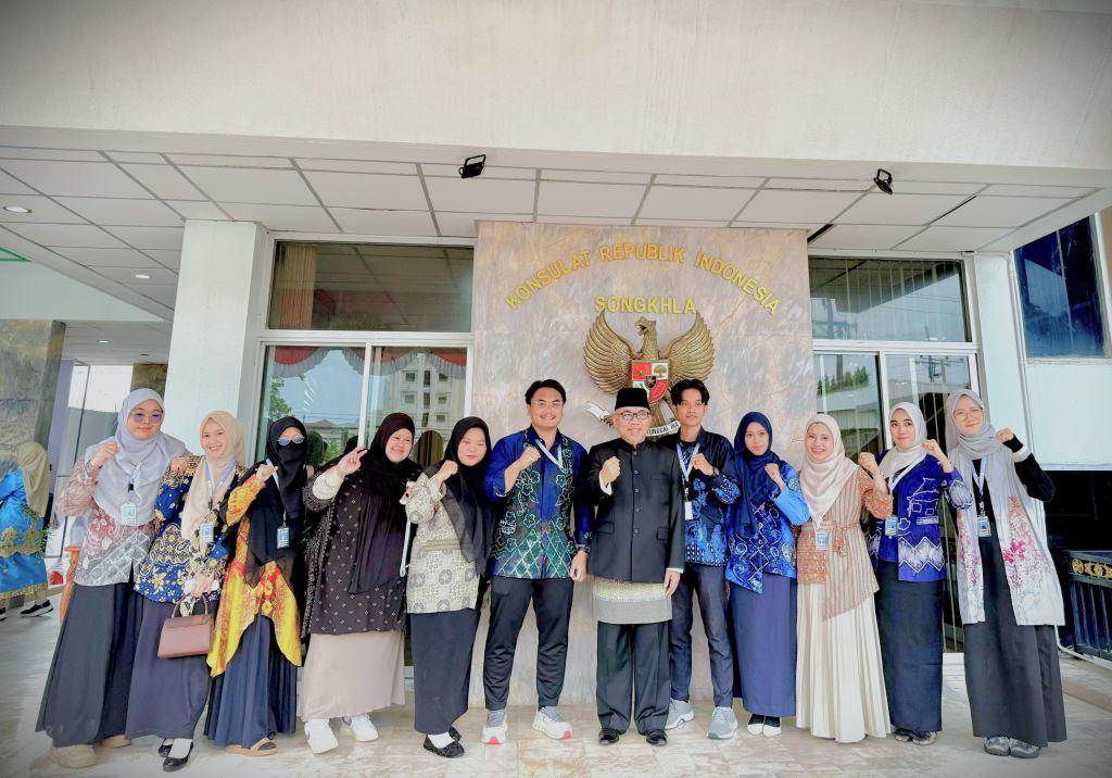 Foto bersama usai pelaksanaan upacara.