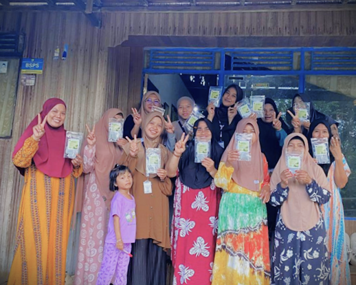 Foto bersama usai pelatihan mengolah daun sapat.