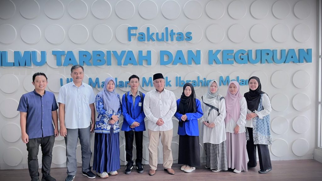 Foto bersama usai pengantaran ke FITK UIN Malang.