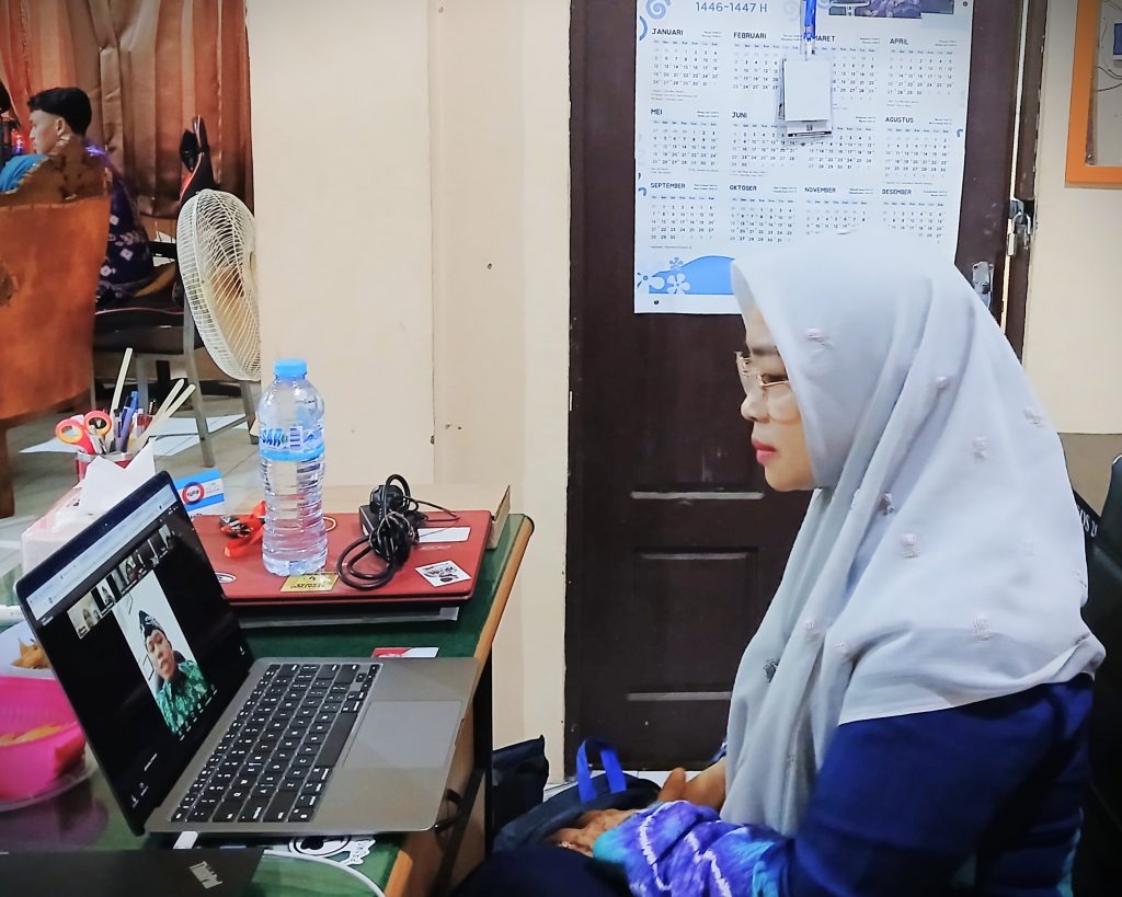 Guru MAN 1 Banjarmasin Hj. Mariani, S.Ag., S.Pd.I. saat mengikuti pertukaran pelajar via daring (Foto:MAN 1 Banjarmasin)