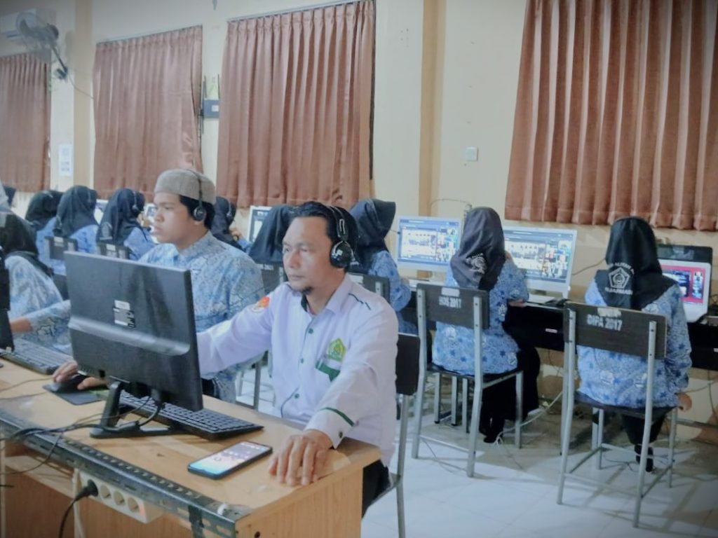 Guru MAN 1 Banjarmasin saat memantau kelancaran acara (Foto:Humas MAN 1 Banjarmasin)