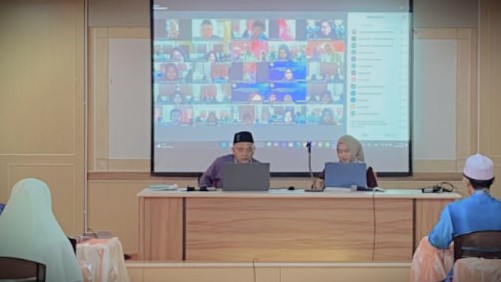 Gus Erfan Sulong saat didampingi mahasiswi KKN Internasional UIN Antasari saat melakukan pertemuan secara daring (Foto:Tim KKN Internasional)