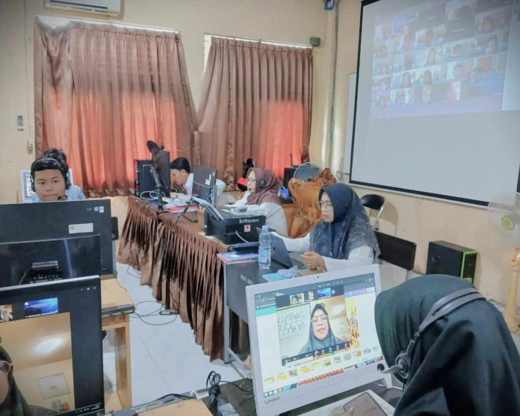 Hj. Mariani, S.Ag., S.Pd.I. saat mengenalkan MAN 1 Banjarmasin (Foto:Humas MAN 1 Banjarmasin)