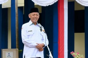 Karo AAKK UIN Antasari Dr. H. Ridwansyah, M.Si. saat menjadi pembina apel mingguan, 4 Agustus 2025 (Foto:Humas/Jamal Ripani)