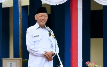 Karo AAKK UIN Antasari Dr. H. Ridwansyah, M.Si. saat menjadi pembina apel mingguan, 4 Agustus 2025 (Foto:Humas/Jamal Ripani)
