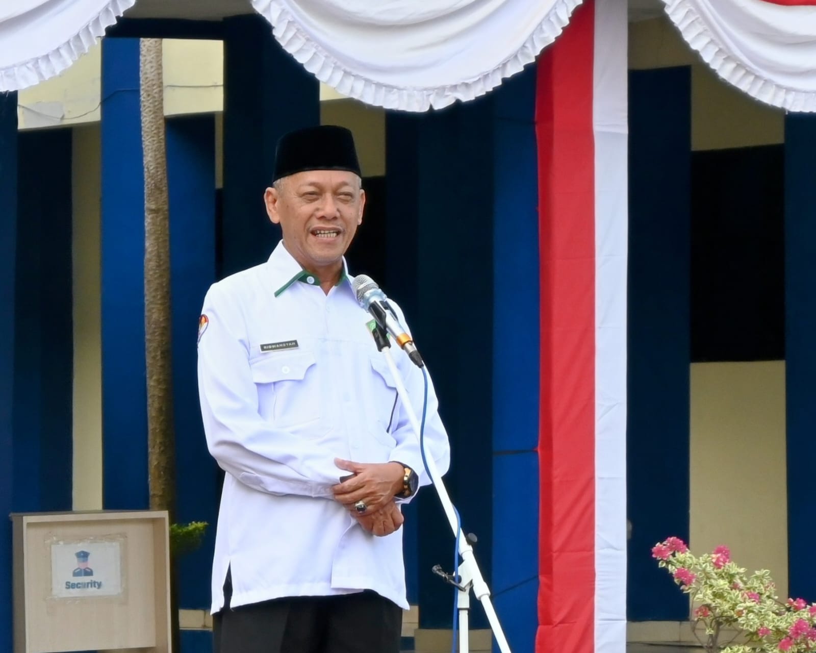 Karo AAKK UIN Antasari Dr. H. Ridwansyah, M.Si. saat menjadi pembina apel mingguan, 4 Agustus 2025 (Foto:Humas/Jamal Ripani)