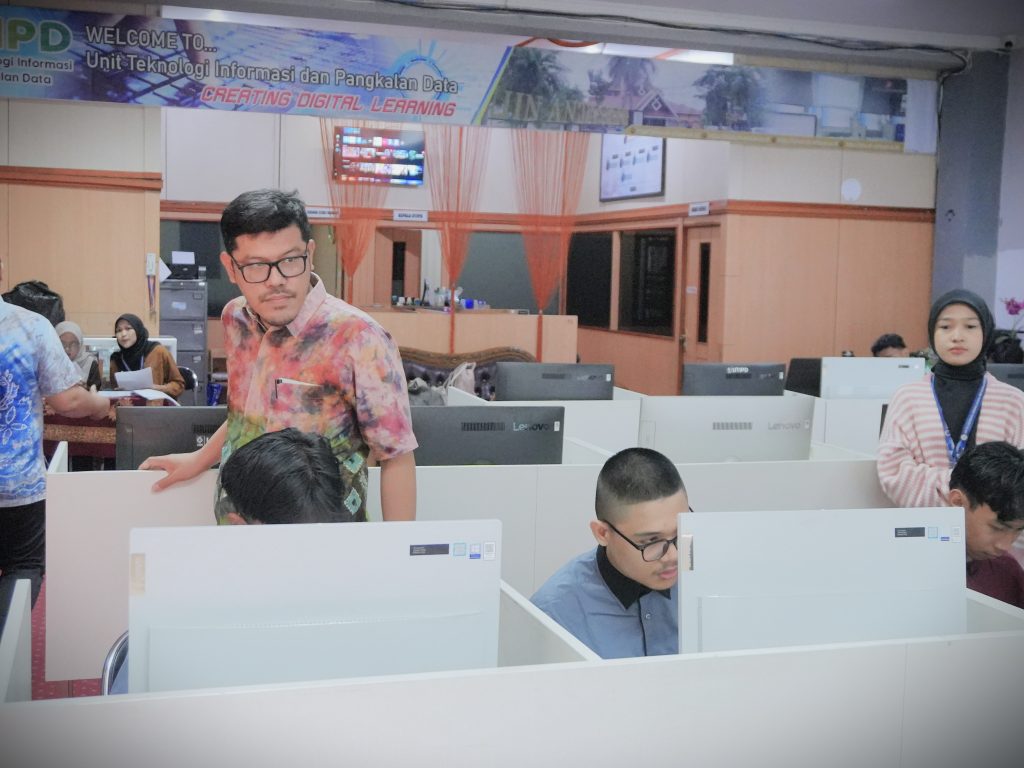 Imadduddin, M.A., M.Kes. saat memantau kelancaran Tes Psikologi (Foto:Humas/Jamal Ripani)