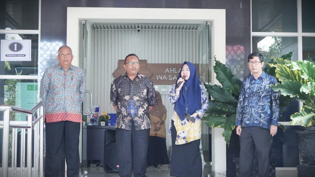 Kabag Mikwa UIN Antasari H. Haris Fadilah, S.Ag., M.Pd.I. (dua dari kiri) saat bersama pejabat lainnya menyapa para mahasiswa baru (Foto:Humas/Jamal Ripani)